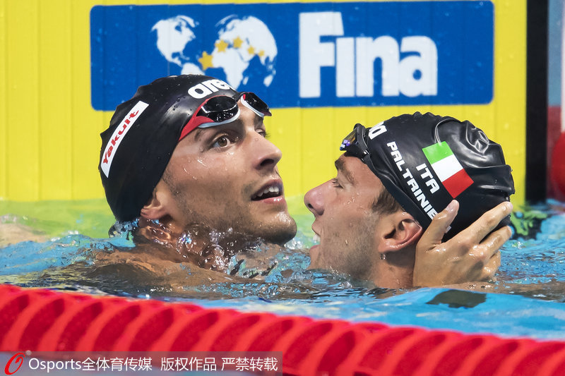 意大利兩位選手在水中擁抱
