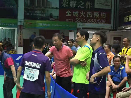 前中國乒乓球隊著名教練員任國強在為隊員做場外指導。