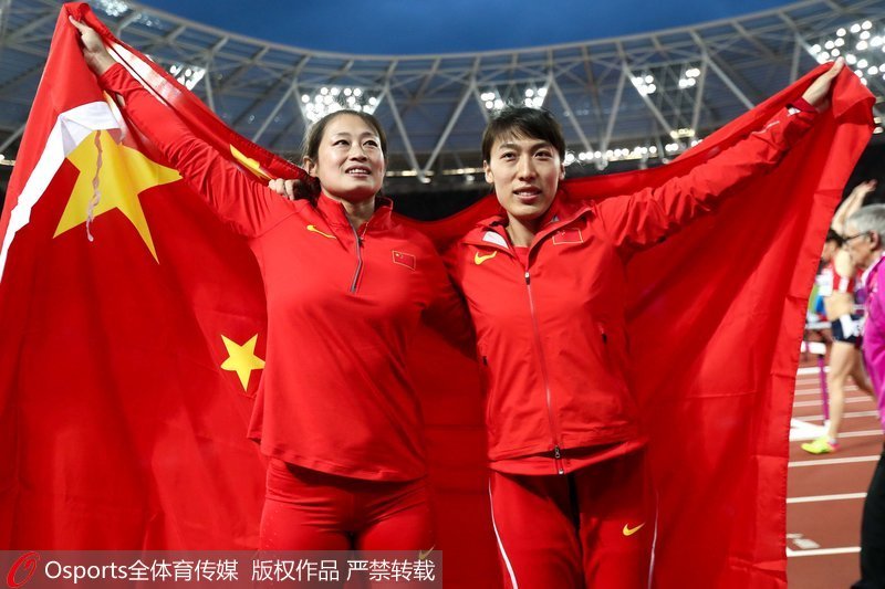 李玲蔚（左）和呂會會共同慶祝