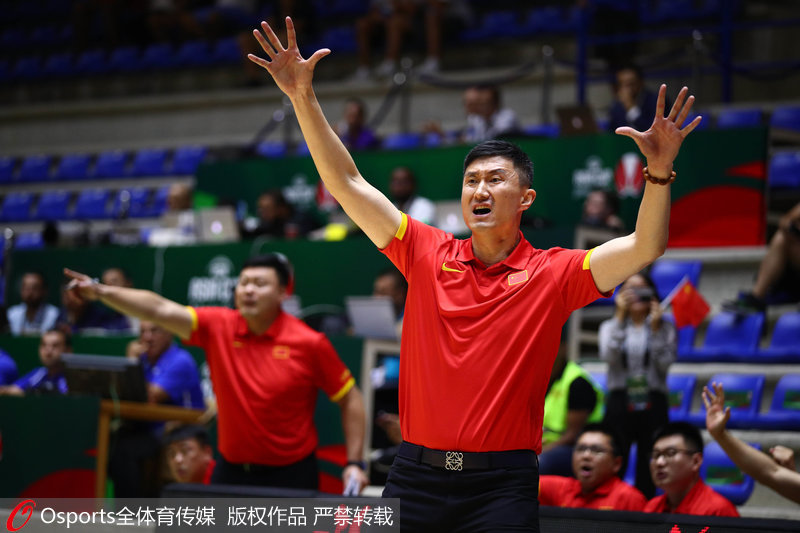 中國男籃藍隊主教練杜鋒場邊指導