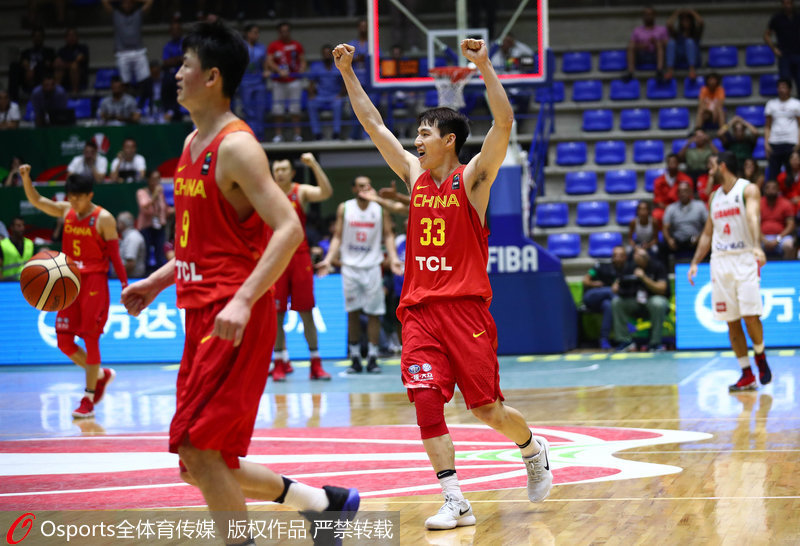 中國男籃藍隊慶祝勝利