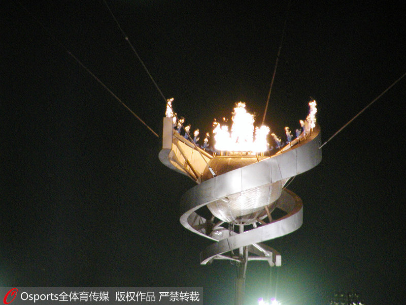 2001年九運會開幕式現場上空被點燃的主火炬