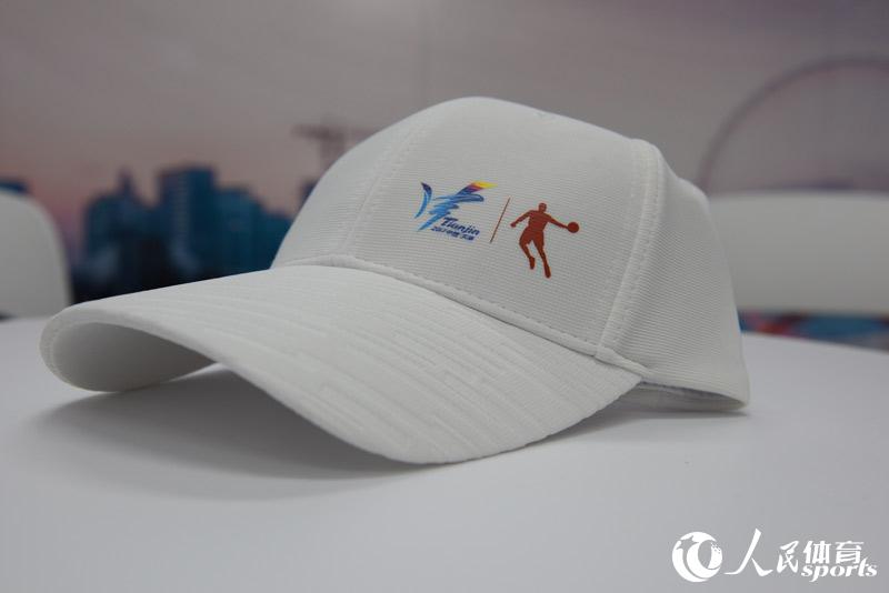 印有組委會logo的帽子