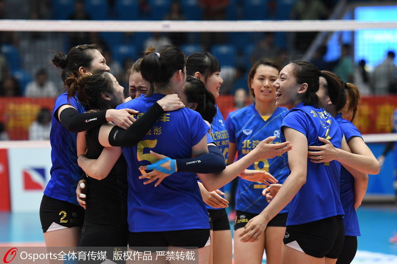 北京隊隊員圍在一起擁抱慶祝