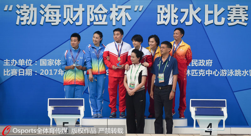 2017年8月28日，2017年第十三屆全運會女子跳水3米板頒獎儀式，施廷懋、王涵、吳春婷及其教練站在領獎台上