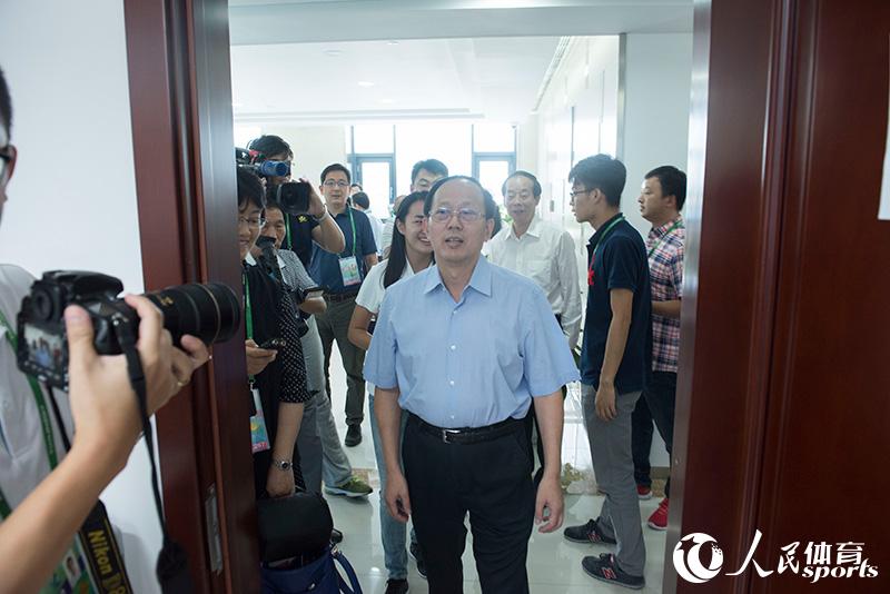 國家體育總局局長苟仲文一行來到第十三屆全運會主新聞中心，慰問全國媒體記者。