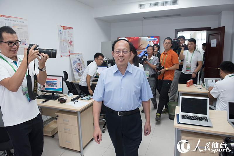 國家體育總局局長苟仲文一行來到第十三屆全運會主新聞中心，慰問全國媒體記者，他首先來到了人民日報社工作間。