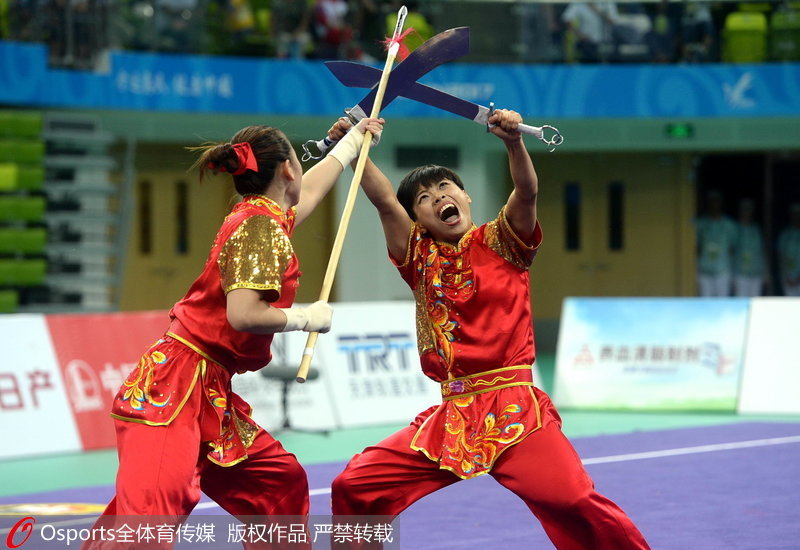 高清:天津队获武术套路团体比赛金牌 二人器械