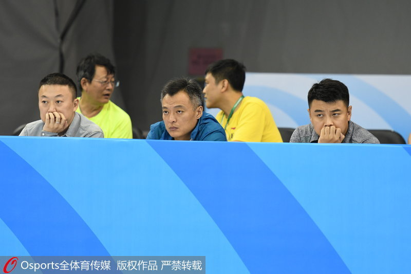 全運會乒乓球男子團體預賽，馬琳、秦志戩、王皓（從左至右）場邊觀賽