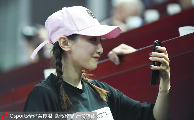 8月29日，第十三屆天津全運會女子蹦床決賽的現場，何雯娜出現在看台觀賽