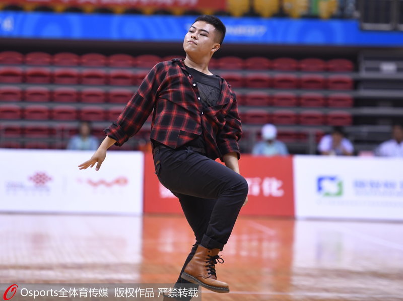 組圖：全運會男子籃球成年組小組賽 啦啦隊爵士舞熱舞演出【4】