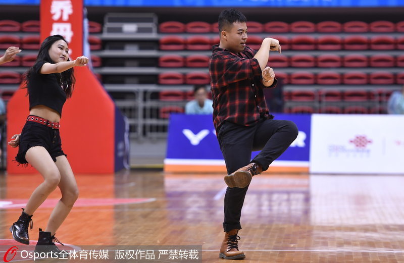 組圖：全運會男子籃球成年組小組賽 啦啦隊爵士舞熱舞演出【7】