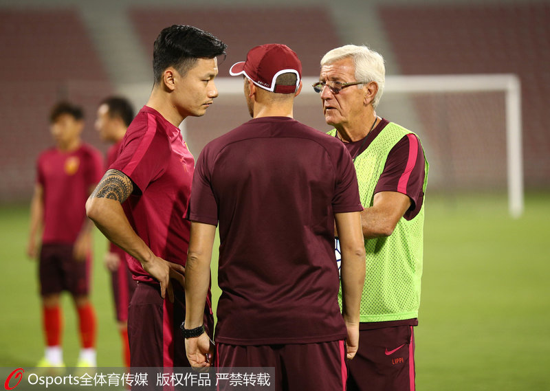  中國男足隊員郜林接受主教練裡皮指導