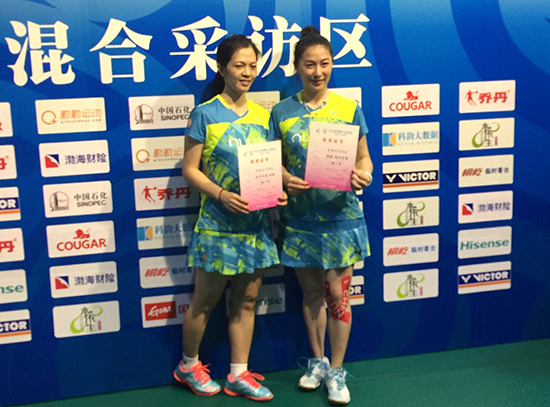 欧阳泽蔓（左）与周敏搭档夺得第十三届全运会群众比赛羽毛球项目女子双打冠军，这也是北京群众代表队本届的第四枚羽毛球金牌。