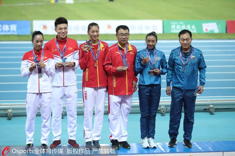 组图:全运会女子800米决赛 安徽队王春雨夺冠
