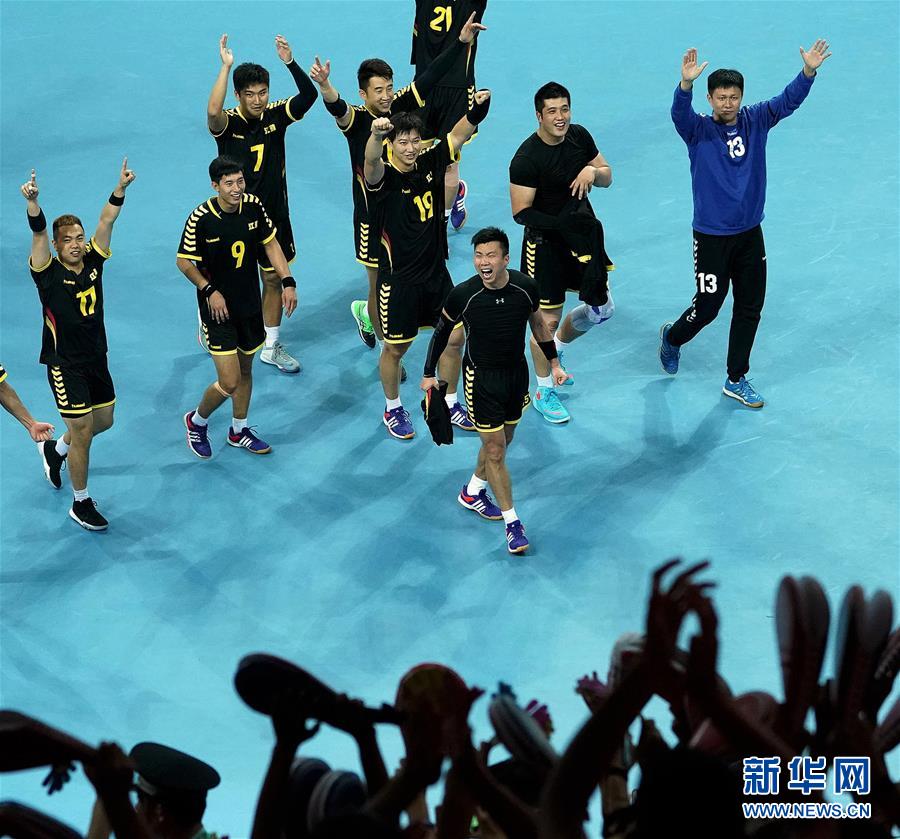 這是男子手球決賽后，冠軍江蘇隊球員集體向看台上的觀眾表示謝意。