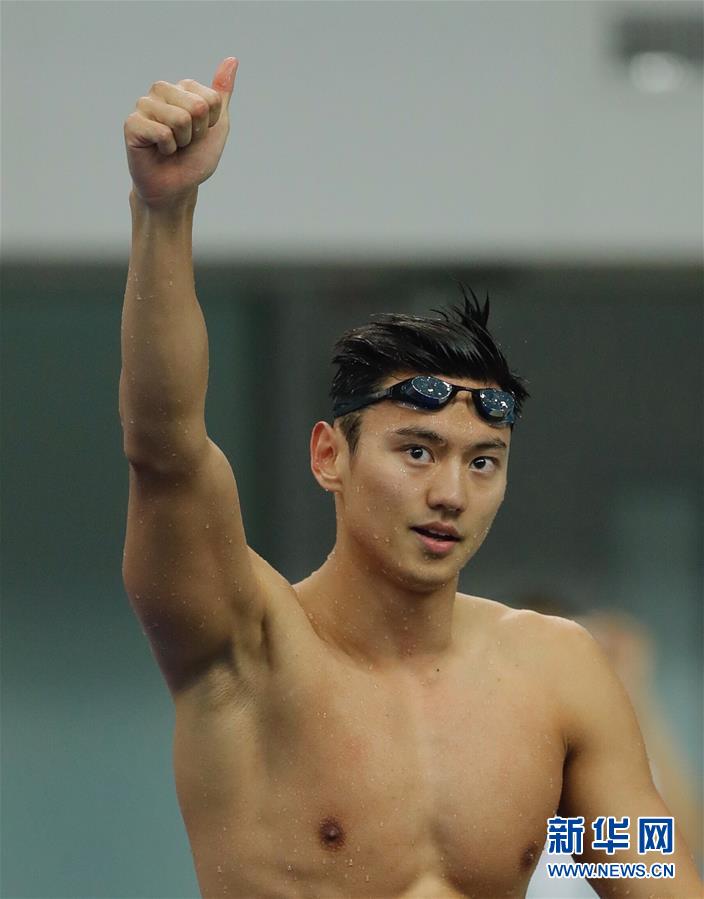 這是河南隊選手寧澤濤在奪得男子100米自由泳金牌后，向看台上的觀眾致意。