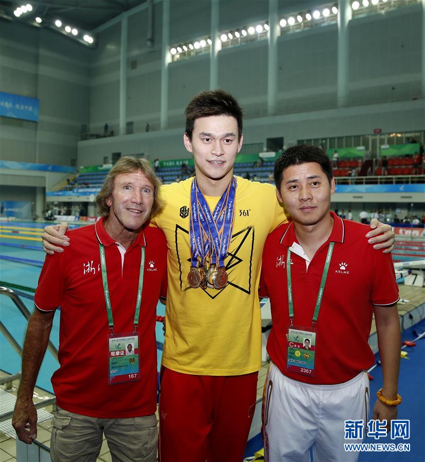 這是名將孫楊（中）在男子4X100米混合泳接力頒獎儀式后，展示自己在本屆全運會上獲得的全部六枚金牌和一枚銀牌。