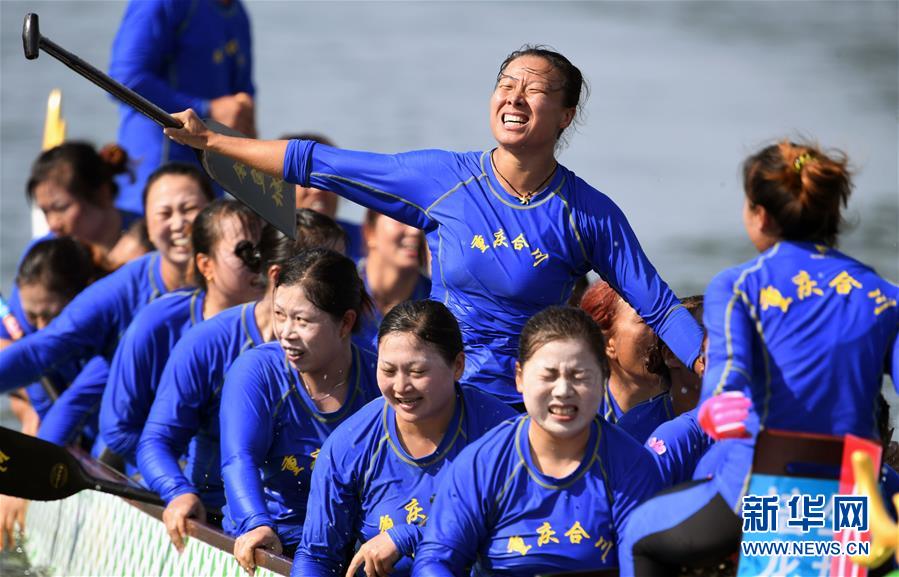 這是參加群眾項目——龍舟女子22人500米直道賽的重慶隊隊員在賽后慶祝。
