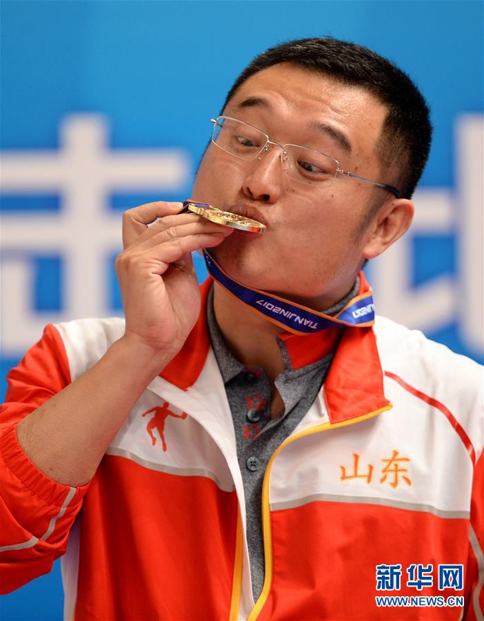 這是老將譚宗亮在男子10米氣手槍個人賽頒獎儀式上親吻金牌。