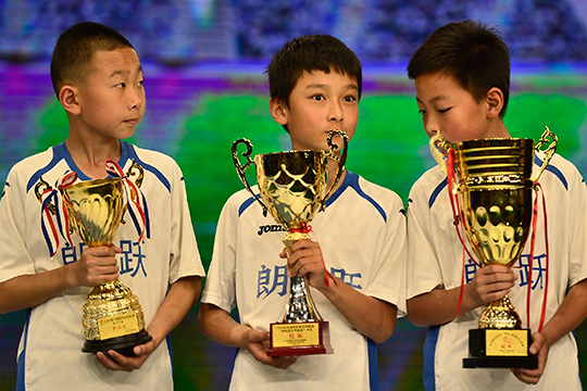 朗躍俱樂部小球員展示所獲的獎杯和榮譽