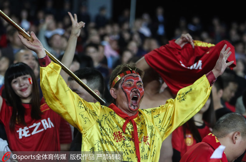 球迷打扮成猴王的模樣給中國隊加油