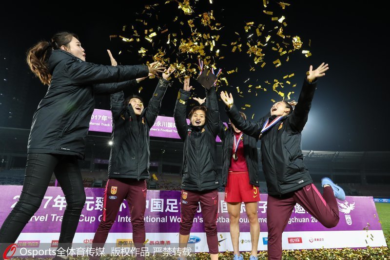 中國女足姑娘們賽后歡慶