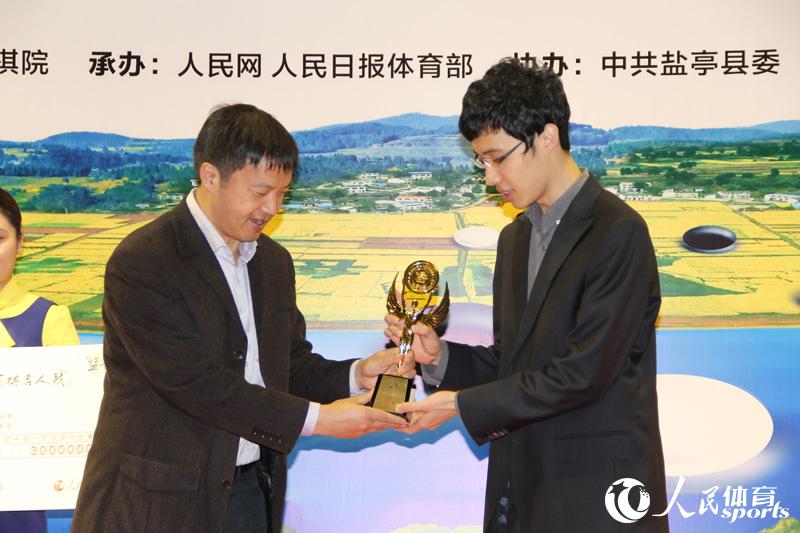 綿陽市委常委、宣傳部長張學民為冠軍連笑頒發獎杯