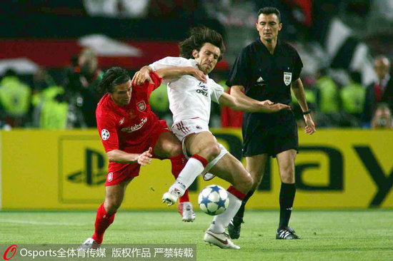 2005年，皮爾洛在歐冠決賽中與利物浦隊巴羅什爭搶