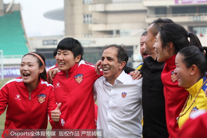 賽后權健女足隊員和教練搭肩慶祝勝利