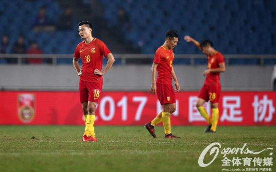 11月14日，在重慶奧體進行的足球友誼賽：中國0：4負哥倫比亞 