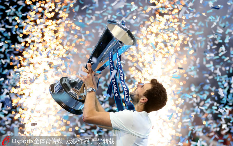 迪米特洛夫手捧ATP年終總決賽冠軍獎杯
