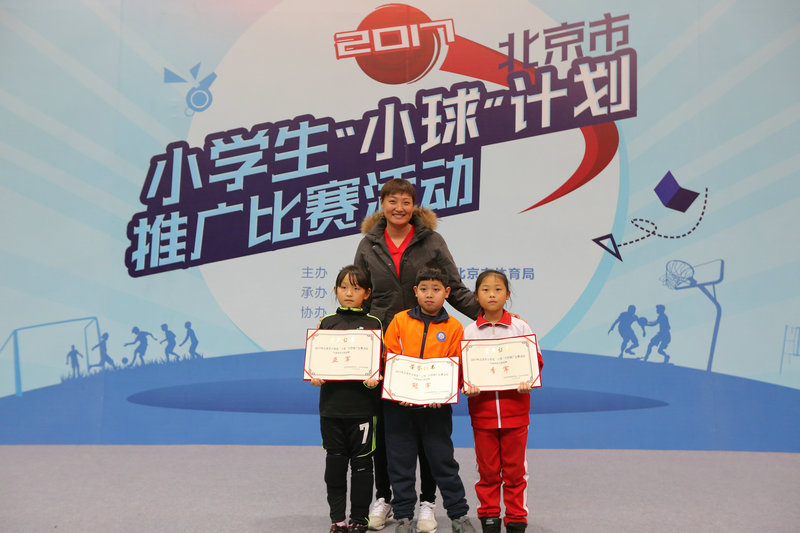 國手楊昊為排球個人技巧挑戰賽獲獎選手頒獎