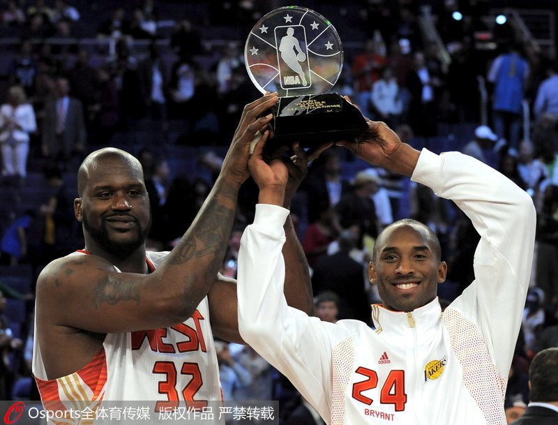  2009年2月15日，NBA全明星賽，科比同奧尼爾共捧MVP獎杯，這是兄弟二人重歸於好的見証。