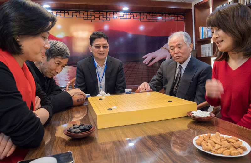 圖為中國混雙組合王汝南/徐瑩（左二/左一）和日本混雙組合大竹英雄/吉田美香（右二/左一）在研究室中。曲江 攝