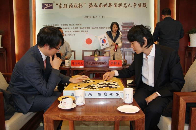 復盤比賽中的韓國棋手李世石和日本棋手井山裕太 曲江攝