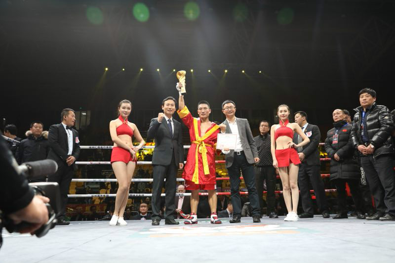 人民網體育部主任、人民體育董事長朱凱為拳手頒獎