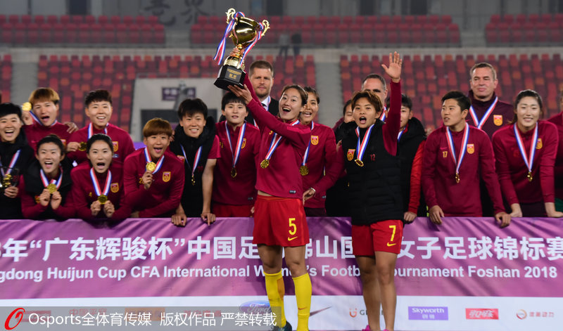 吳海燕代表中國女足舉起四國賽冠軍獎杯