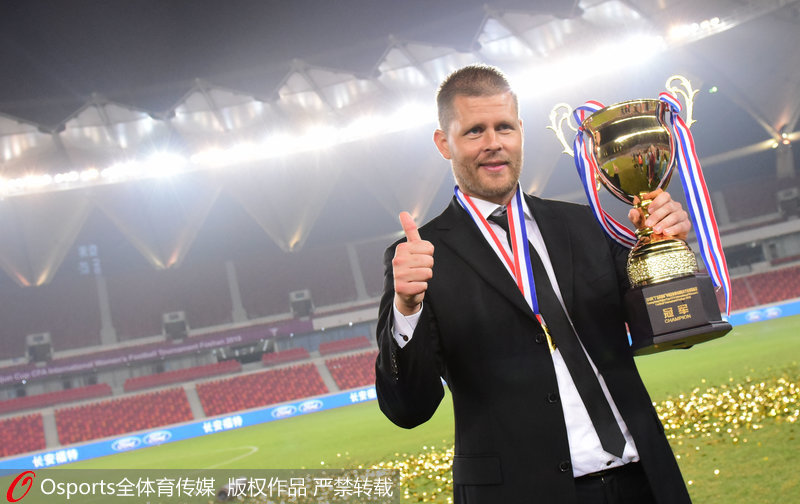 中國女足主帥埃約爾鬆慶祝奪冠