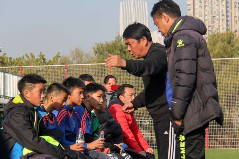 组图:杜兆才视察武汉青训中心 观看足球小将们
