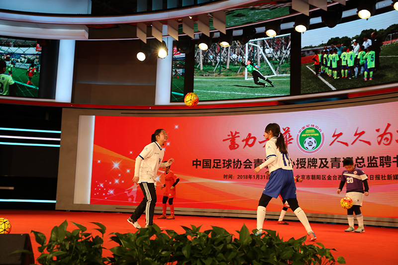 來自北京、喀什和延邊的小球員們在現場展示顛球表演