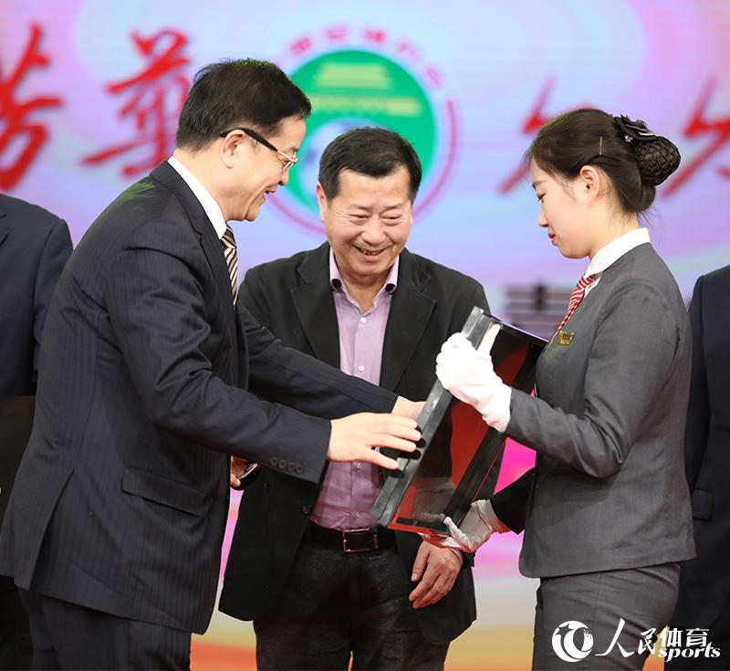 中國足協副主席李毓毅為全國各地的青訓中心授牌。人民網 趙欣悅攝