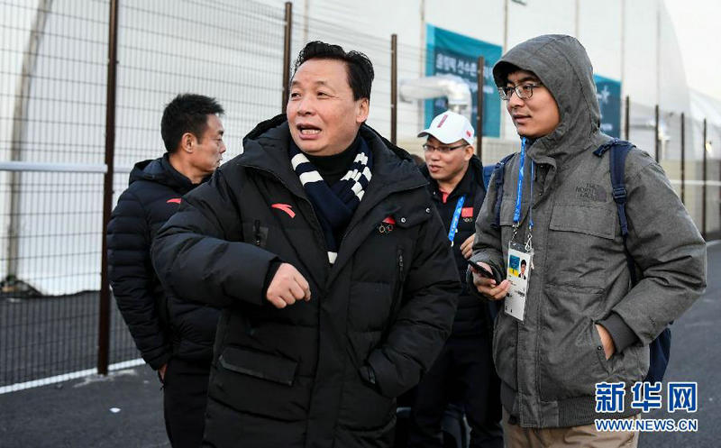 2月5日，中国体育代表团副团长杨树安（前左）抵达运动员村。