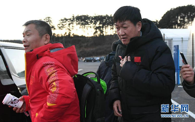 2月5日，中国体育代表团副团长高志丹（右）抵达运动员村。