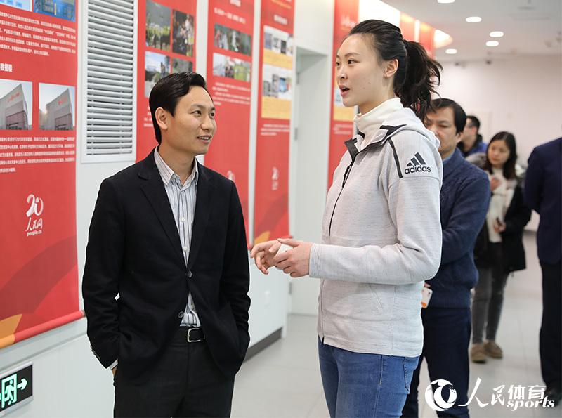 人民網體育部主任、人民體育董事長朱凱帶領惠若琪參觀人民網。人民網 張志強攝