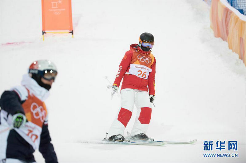 冬奥探营:运动员备战自由式滑雪雪上技巧赛