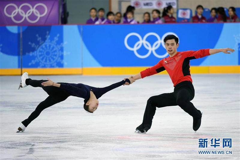 2月7日，中國花樣滑冰隊隊員彭程（左）、金楊進行賽前訓練。 新華社記者鞠煥宗攝