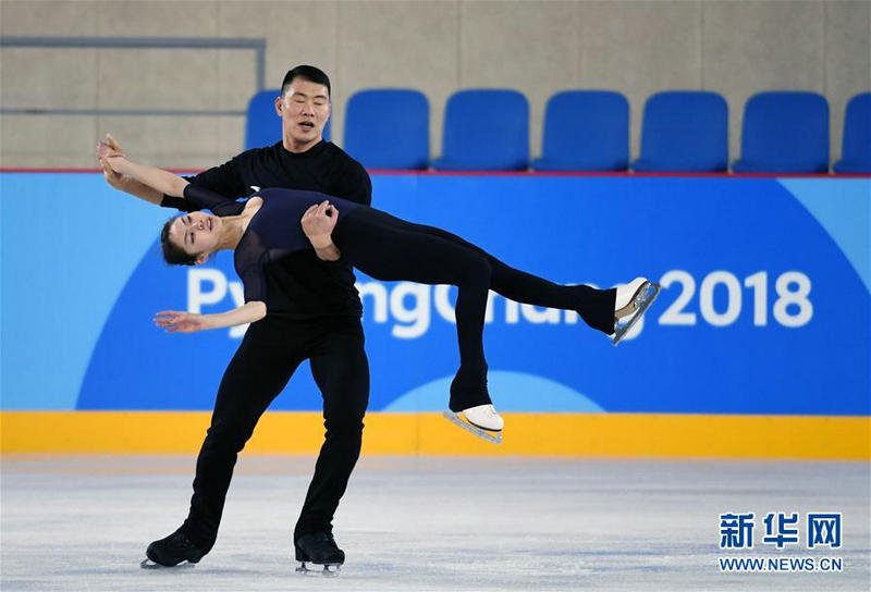 2月7日，中國花樣滑冰隊隊員於小雨（前）、張昊進行賽前訓練。 新華社記者鞠煥宗攝