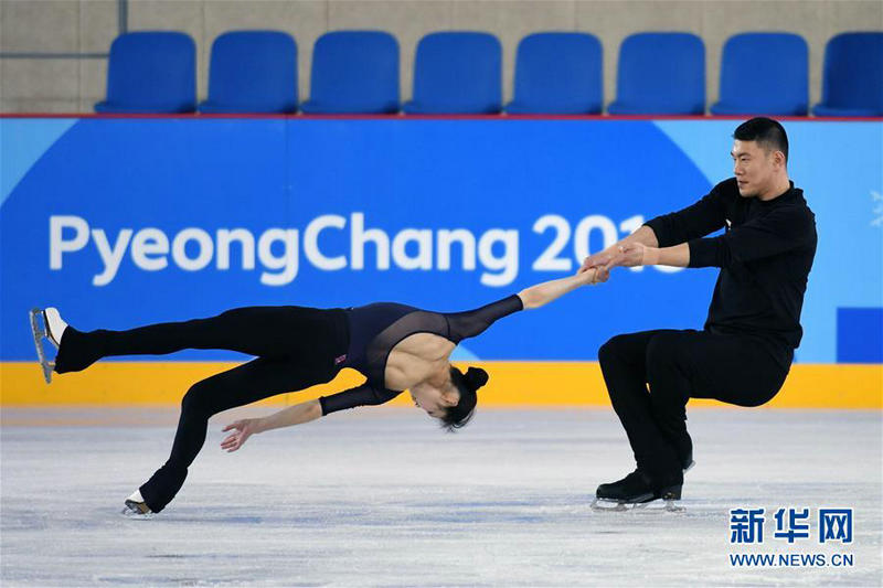 2月7日，中國花樣滑冰隊隊員於小雨（左）、張昊進行賽前訓練。 新華社記者鞠煥宗攝