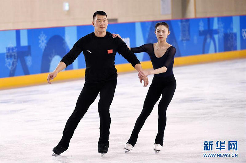 2月7日，中國花樣滑冰隊隊員於小雨（右）、張昊進行賽前訓練。 新華社記者鞠煥宗攝